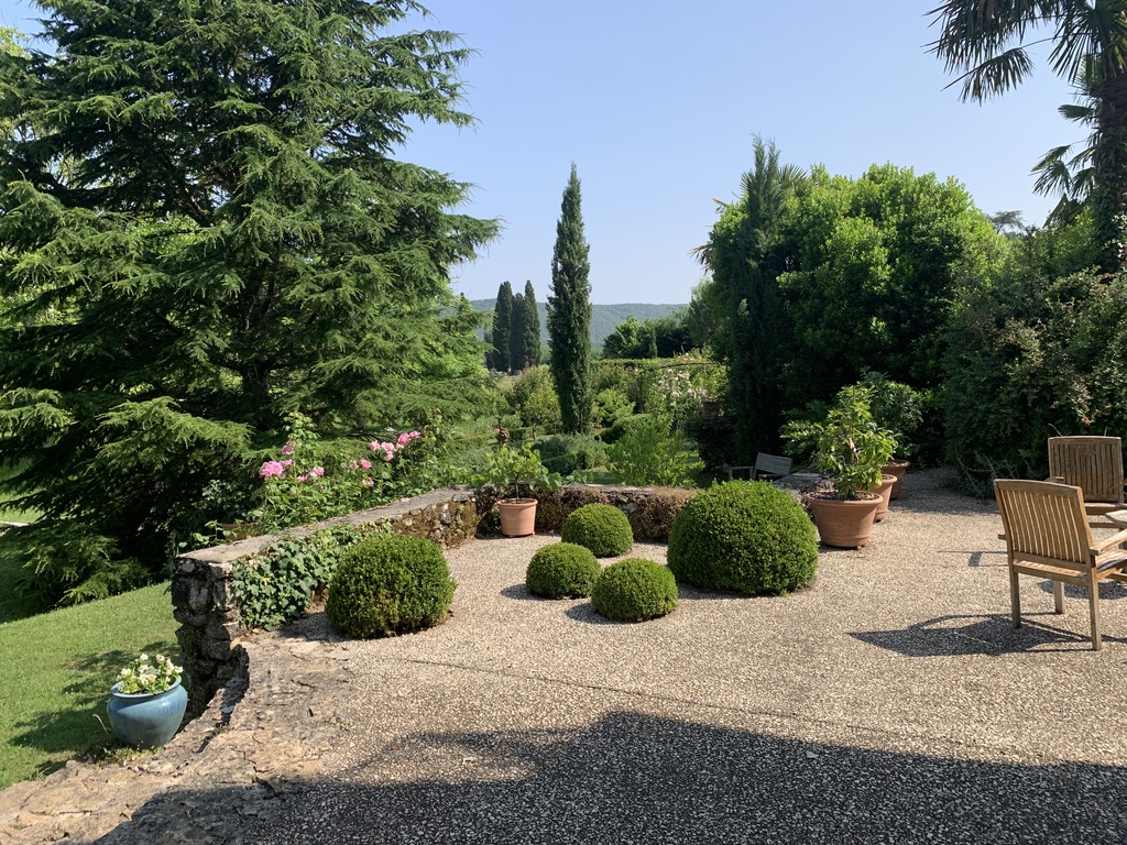 Terrasse méditerranéenne avec buis taillés et vue panoramique